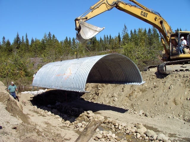Structural steel plate culvert with integrated steel footings